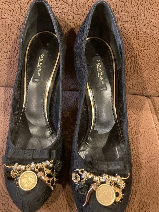 Dolce & Gabbana Bellucci Black Taormina Lace Pumps with Gold Charm Accents - Picture 9 of 9
